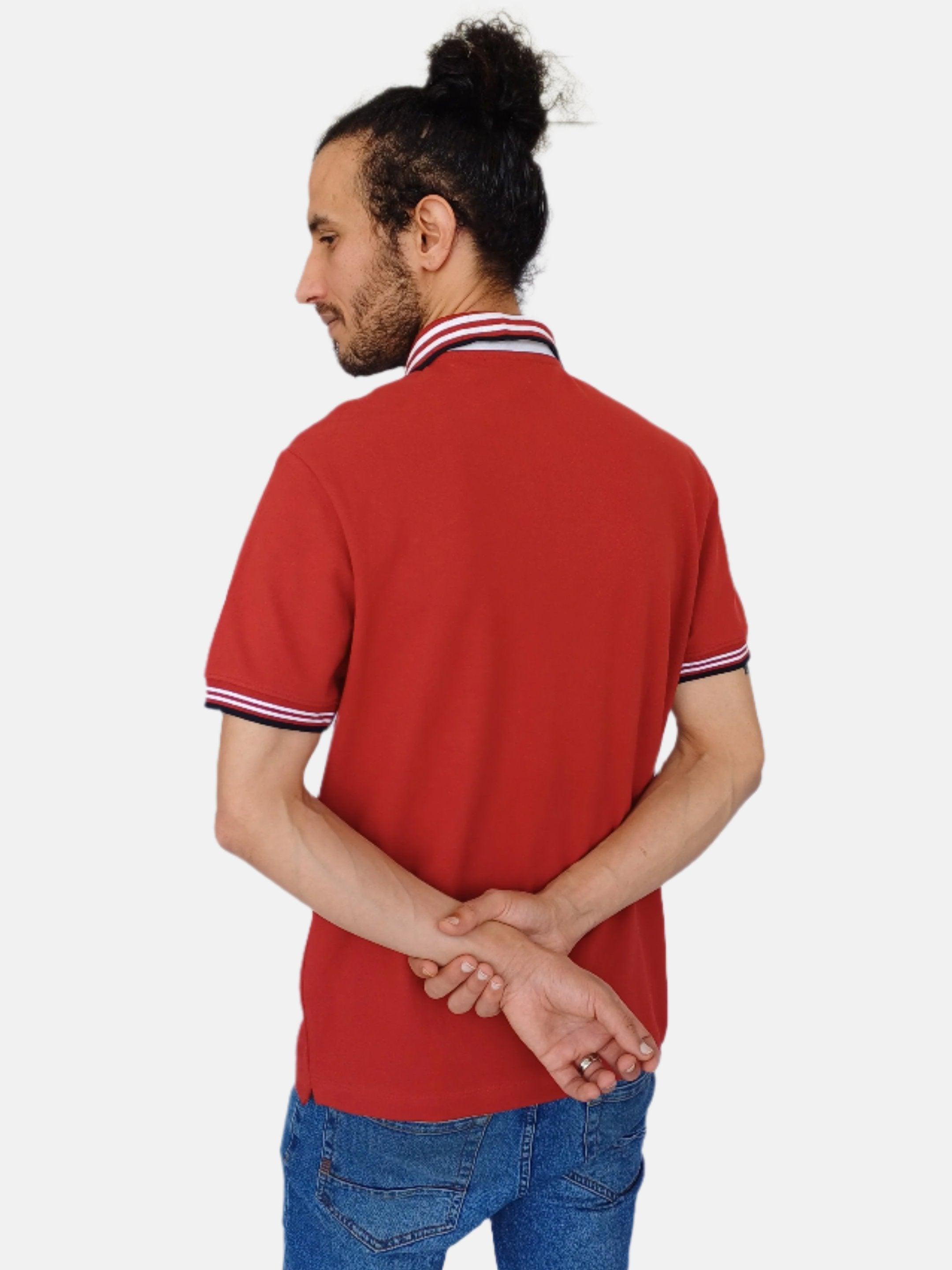 تي شيرت بولو لاكوست للرجال باللون الأحمر، تصميم ياقة مخططة باللونين الأسود والأبيض