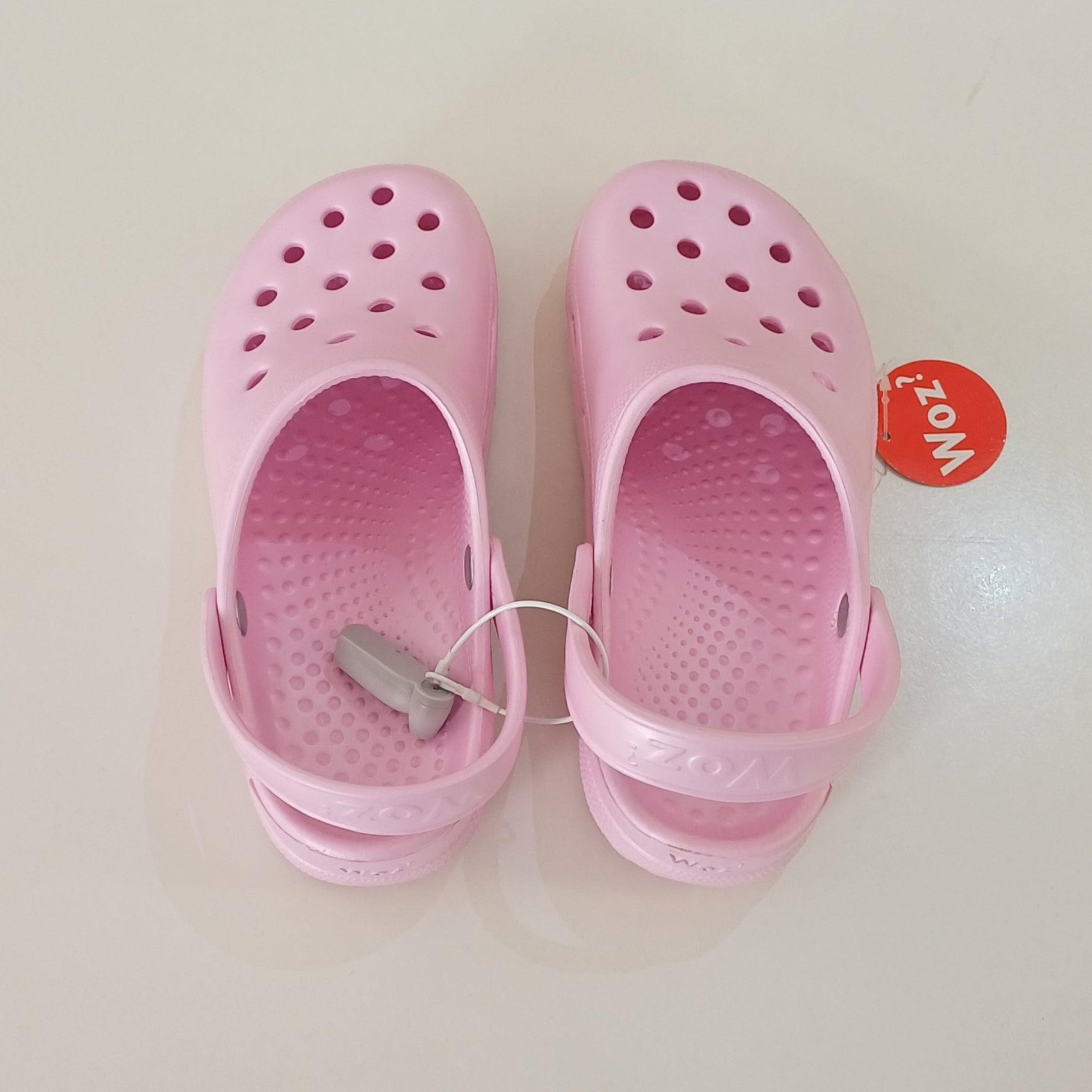 ووز؟ صندل كروكس باللون الوردي