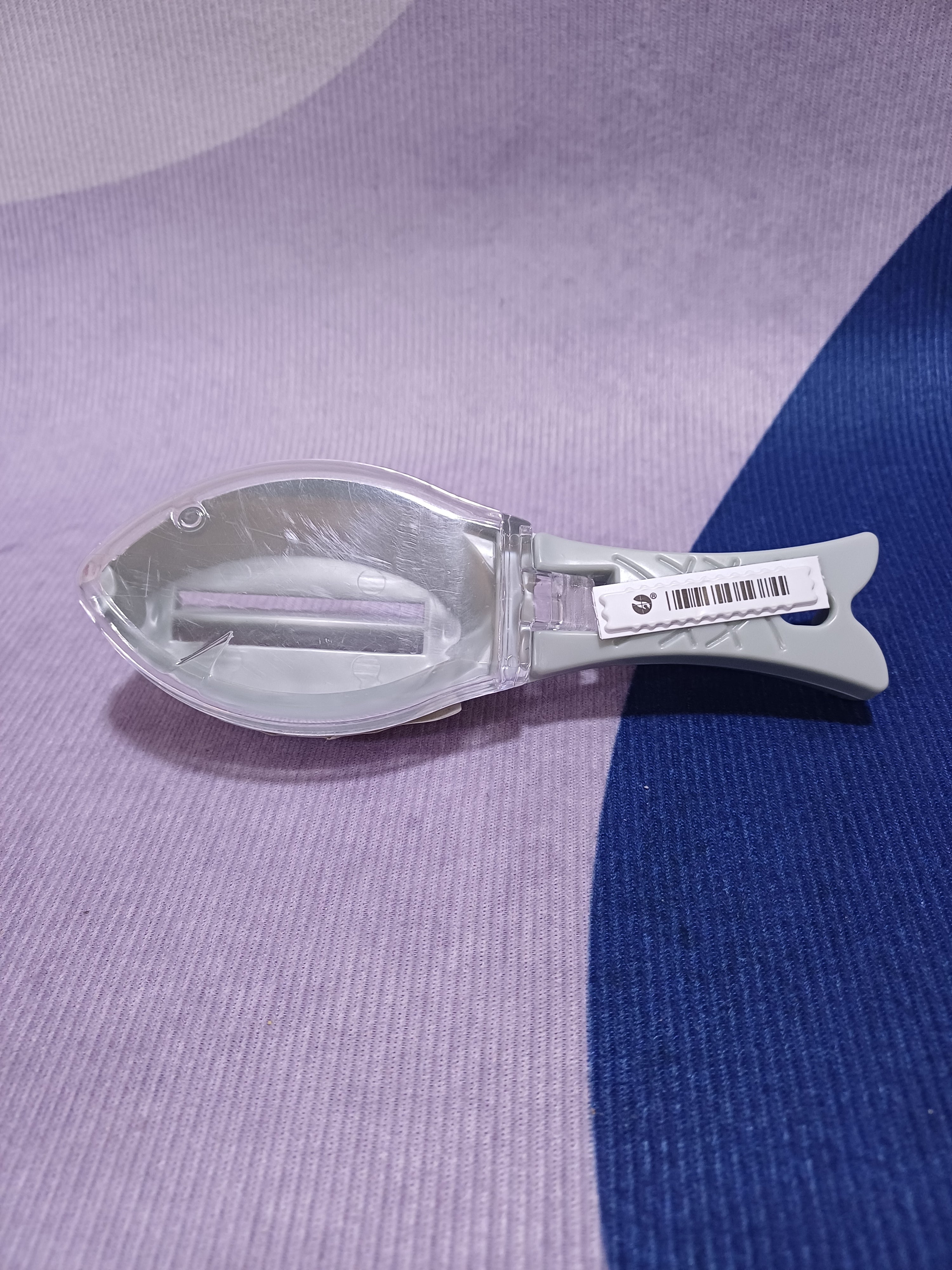 أداة تنظيف وتقشير الأسماك