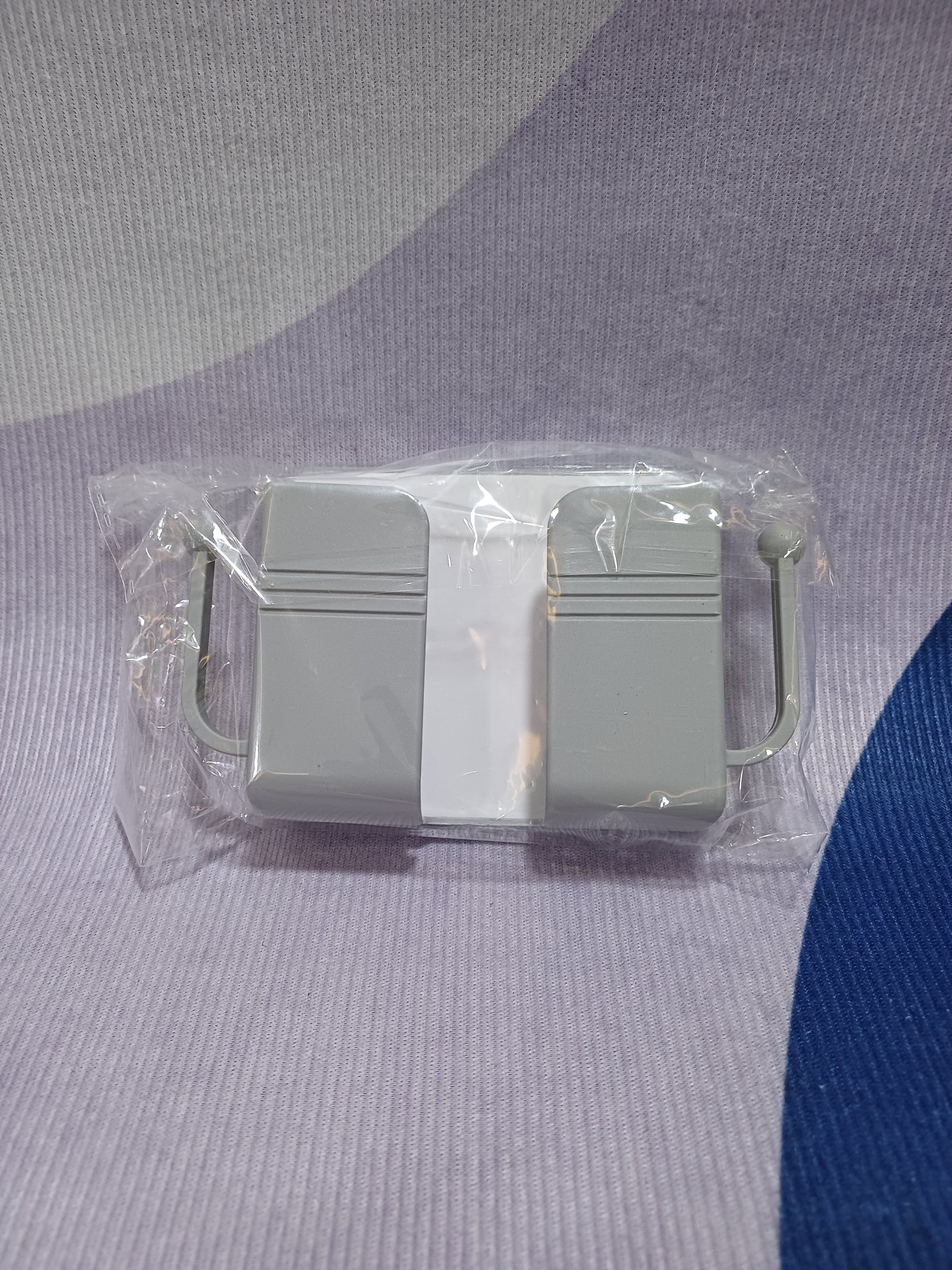 Boîte de rangement murale grise pour télécommande TV et téléphone